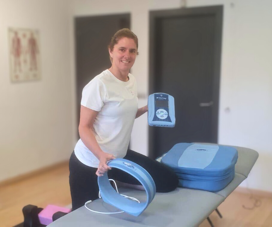 Dona utilitzant lloguer de màquina de magnetoteràpia Biomag Lumina 3D-e a casa seva a Manresa per alleujar el dolor
