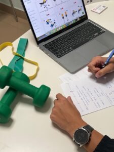 Fisioterapèuta preparant el treball de força