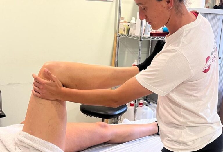 L'Ona, fisioterapeuta, tractant una artrosi de genoll.